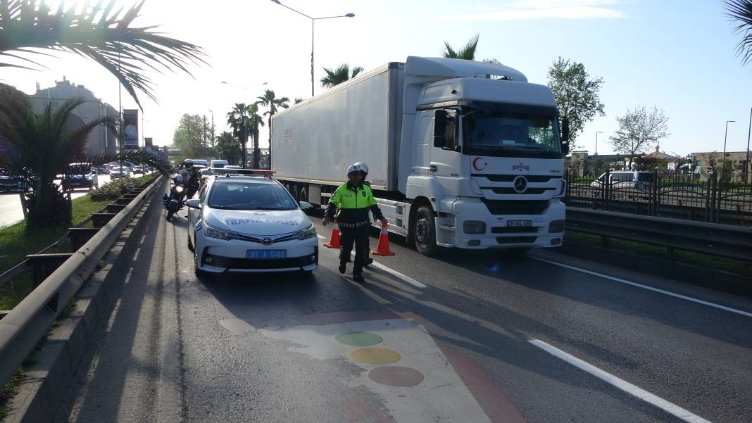 TIR’ın taşıdığı kamyon kasası köprüye sıkıştı - Resim: 4